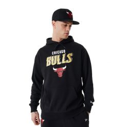 Bluza męska New Era Team Script OS Hoody Chicago Bulls. Czarne bluzy męskie New Era, l, bez wzorów, casualowe, bez ramiączek, bez kaptura. Za 249.99 zł.