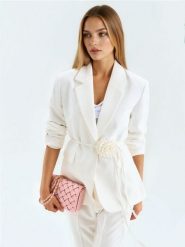 Żakiet z ozdobnym paskiem z różą 3D - kremowy. Białe marynarki i żakiety damskie Sinsay, bez wzorów, bez kołnierzyka, bez ramiączek. Za 79.99 zł.