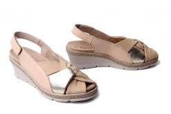 Suave 710298-08 Beżowy, sandały damskie. Brązowe sandały damskie Suave, bez wzorów, ze skóry, bez obcasa, na koturnie, bez zapięcia. Za 359.90 zł.