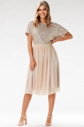 Koktajlowa sukienka rozkloszowana z cekinami i tiulem beż. Brązowe sukienki damskie Awama, na imprezę, s, bez wzorów, z materiału, eleganckie, bez kołnierzyka, bez ramiączek, midi, dopasowane. Za 359.00 zł.