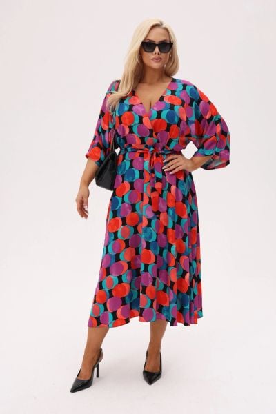 Sukienka Noelia - Fiesta - w żywy miks turkusu, czerwieni i fioletu w kulistym wzorze PLUS SIZE XXL OVERSIZE. Czerwone sukienki damskie Moda Size Plus Iwanek, do pracy, na lato, plus size, bez wzorów, z materiału, biznesowe, bez kołnierzyka, plus size, bez ramiączek, mini, oversize. Za 349.90 zł.