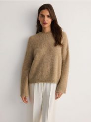 Sweter z metalizowaną nitką - złoty. Żółte swetry nierozpinane damskie Reserved, l, bez wzorów, z dzianiny, bez kołnierzyka, bez ramiączek. W wyprzedaży za 39.99 zł.