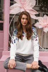 Bluza z kwiatowym printem biała. Białe bluzy damskie MOODO, l, bez wzorów, z bawełny, bez ramiączek, bez kaptura. Za 139.99 zł.