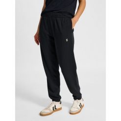 Damskie spodnie dresowe Hummel Pulse. Czarne spodnie dresowe damskie Hummel, bez wzorów, z dresówki, sportowe, na fitness i siłownię. Za 170.00 zł.