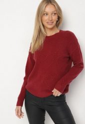 Bordowy Sweter Ozdobiony Motywem Serc Unisae. Czerwone swetry nierozpinane damskie Born2be, l, bez wzorów, z jeansu, bez kołnierzyka, bez ramiączek. Za 79.99 zł.