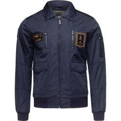 Kurtka AERONAUTICA MILITARE. Niebieskie kurtki męskie Aeronautica Militare, z aplikacjami, z dzianiny, militarne, bez kaptura. W wyprzedaży za 898.00 zł.