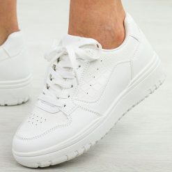 Białe sportowe buty damskie McBraun 23263. Białe obuwie sportowe damskie McBraun, na lato, bez wzorów, ze skóry, bez zapięcia, na fitness i siłownię. Za 99.00 zł.