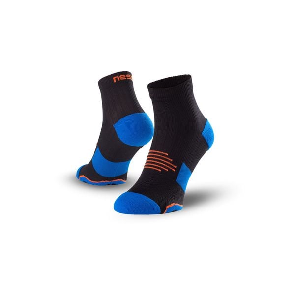 Bezszwowe skarpety do biegania MARATON Nessi Sportswear. Czarne skarpetki damskie NESSI SPORTSWEAR, bez wzorów. Za 59.99 zł.