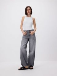 Jeansy balloon fit - szary. Szare jeansy damskie Reserved, bez wzorów, z bawełny. W wyprzedaży za 59.99 zł.