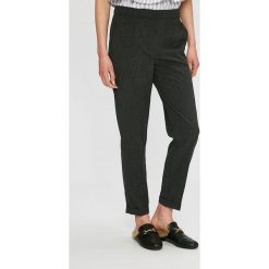 Vero Moda - Spodnie. Szare spodnie materiałowe damskie Vero Moda, bez wzorów, z elastanu, casualowe. W wyprzedaży za 59.90 zł.