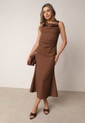 Brązowa Sukienka VICES Ozdobiona Aplikacją na Ramieniu Palleleora. Brązowe sukienki damskie Born2be, na co dzień, l, z aplikacjami, eleganckie, bez kołnierzyka, bez ramiączek, midi, proste. Za 189.99 zł.