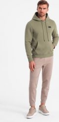 Ombre Bluza męska dresowa kangurka z kapturem i metalowym pinem oliwkowa V2 OM-SSNZ-0141 M. Zielone bluzy męskie Ombre, m, bez wzorów, z dresówki, z kapturem. Za 169.99 zł.