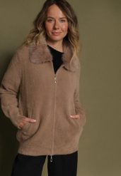 Ciemnobeżowy Kardigan z Wełną z Futrzanym Kołnierzem Zapinany na Suwak Sistte. Brązowe kardigany damskie Born2be, s, bez wzorów, z futra, bez kołnierzyka. Za 119.99 zł.