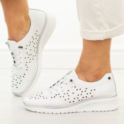 Białe skórzane ażurowe półbuty damskie Filippo Dp6714/26. Białe półbuty damskie Filippo, na jesień, w ażurowe wzory, z jeansu, z okrągłym noskiem, bez obcasa, na koturnie, bez zapięcia. Za 219.00 zł.