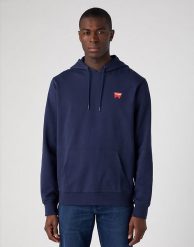 WRANGLER SIGN OFF HOODIE MĘSKA BLUZA Z KAPTUREM NIEROZPINANA REAL NAVY W651I3XW4. Niebieskie bluzy męskie Wrangler, m, bez wzorów, z kapturem. Za 149.99 zł.