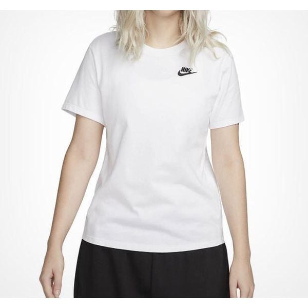 Koszulka Damska Nike Biała Bawełniana T-Shirt Sportowa. Białe bluzki damskie Nike, l, bez wzorów, z bawełny, bez ramiączek, na fitness i siłownię. Za 119.00 zł.