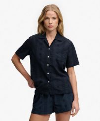 Superdry Koszula Heritage Broderie krótki rękaw z bawełny organicznej. Niebieskie koszule damskie Superdry, na lato, z aplikacjami, z bawełny, eleganckie, bez kołnierzyka, bez ramiączek. Za 268.50 zł.