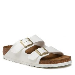 Klapki Birkenstock. Białe klapki damskie Birkenstock, bez wzorów, bez obcasa, bez zapięcia. Za 449.99 zł.