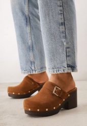 Brązowe Klapki Chodaki na Słupku z Imitacji Drewna Zdobione Nitami i Sprzączką Salona. Brązowe klapki damskie Born2be, na lato, z aplikacjami, boho, bez obcasa, na obcasie, bez zapięcia. Za 109.99 zł.