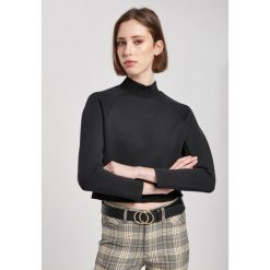 Sweter damski Urban Classics interlock short crew. Czarne swetry nierozpinane damskie Urban Classics, na zimę, bez wzorów, eleganckie, bez kołnierzyka, bez ramiączek. Za 214.00 zł.