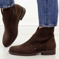 Brązowe zamszowe ażurowe botki damskie S.Barski 8026. Brązowe botki damskie S.BARSKI, na jesień, w ażurowe wzory, z jeansu, eleganckie, z okrągłym noskiem, bez obcasa, na płaskiej podeszwie, bez zapięcia. Za 229.00 zł.