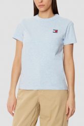 TOMMY JEANS Błękitny damski t-shirt z małym logo. Niebieskie t-shirty damskie Tommy Jeans, s, bez wzorów, z jeansu, bez kołnierzyka, bez ramiączek. W wyprzedaży za 143.99 zł.