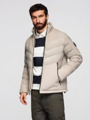 Kurtka męska pikowana z łączonych materiałów z wysokim kołnierzem – beżowa V4 - Rozmiar: XXL. Brązowe kurtki męskie Ombre Clothing, m, z aplikacjami, z gumy, sportowe, bez kaptura. W wyprzedaży za 197.99 zł.