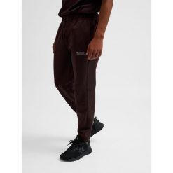 Spodnie do biegania Hummel Tech Regular. Brązowe spodnie sportowe męskie Hummel, bez wzorów, z bawełny, do biegania. Za 293.50 zł.