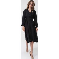 Czarna Sukienka Hayes. Czarne sukienki damskie Born2be, l, bez wzorów, z materiału, eleganckie, bez kołnierzyka, bez ramiączek, midi, kopertowe. Za 139.99 zł.