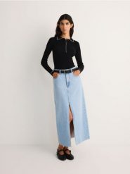 Sweter z dekoracyjnym kołnierzem - czarny. Czarne swetry nierozpinane damskie Reserved, l, bez wzorów, z dzianiny, bez kołnierzyka, bez ramiączek. W wyprzedaży za 39.99 zł.