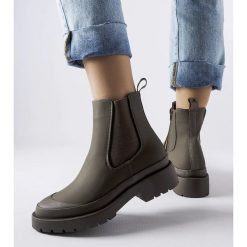 Zielone botki damskie Detis. Zielone botki damskie na zimę, bez wzorów, ze skóry ekologicznej, eleganckie, bez obcasa, na obcasie, bez zapięcia. Za 93.56 zł.