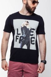 LEE T SHIRT PHOTO TEE BLACK L60QEP01 112113474. Czarne t-shirty męskie Lee, l, bez wzorów, bez kołnierzyka, bez ramiączek. W wyprzedaży za 39.99 zł.