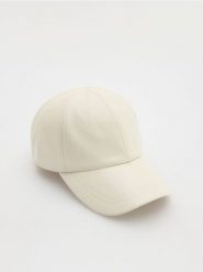Czapka z daszkiem - złamana biel. Czapki damskie Reserved, bez wzorów. Za 59.99 zł.