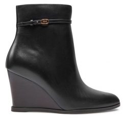Botki Tory Burch. Czarne botki damskie Tory Burch, bez wzorów, bez obcasa, na koturnie, bez zapięcia. Za 2,039.00 zł.