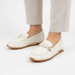 Półbuty damskie Hispanitas, ze skóry naturalnej z wsuwanym krojem oraz zaokrąglonym noskiem, białe, HV264662 Bolero-V26 Panna. Białe półbuty damskie Hispanitas, bez wzorów, ze skóry, bez obcasa, bez zapięcia. Za 619.00 zł.