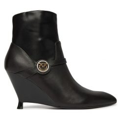 Botki PINKO. Czarne botki damskie Pinko, bez wzorów, bez obcasa, na koturnie, bez zapięcia. Za 1,399.00 zł.