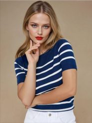 Sweter z krótkim rękawem - granatowy. Niebieskie swetry nierozpinane damskie Sinsay, l, bez wzorów, bez kołnierzyka, bez ramiączek. Za 29.99 zł.