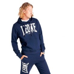 Męska bluza z kapturem Leone 1947 Apparel. Niebieskie bluzy męskie LEONE 1947 APPAREL, l, bez wzorów, z tkaniny, sportowe, bez ramiączek, z kapturem. W wyprzedaży za 139.75 zł.