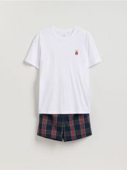 Dwuczęściowa piżama ze świątecznym motywem - biały. Białe piżamy męskie Reserved, l, bez wzorów, z bawełny, bez kołnierzyka, bez ramiączek. Za 99.99 zł.