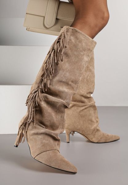 Ciemnobeżowe Marszczone Kozaki z Imitacji Zamszu na Niskiej Szpilce z Frędzlami Linonra. Brązowe kozaki damskie Born2be, na zimę, bez wzorów, z jeansu, bez obcasa, na obcasie, bez zapięcia. Za 189.99 zł.