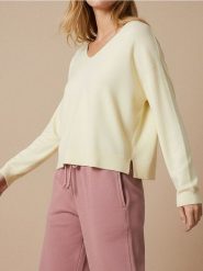 Luźny sweter z wiskozą - kremowy. Białe swetry nierozpinane damskie Sinsay, l, bez wzorów, z wiskozy, bez kołnierzyka, bez ramiączek. Za 39.99 zł.