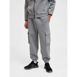 Spodnie cargo Hummel Tech. Szare szorty damskie Hummel, bez wzorów, sportowe. Za 296.55 zł.