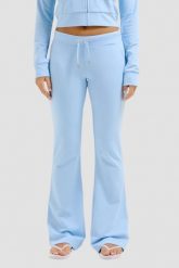 JUICY COUTURE Błękitne damskie spodnie dresowe Single Jersey Apollo Low Rise. Niebieskie spodnie dresowe damskie Juicy Couture, bez wzorów, z dresówki. W wyprzedaży za 255.99 zł.