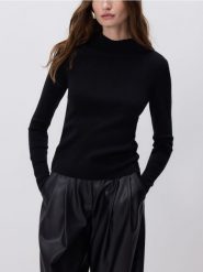 Sweter z dodatkiem wełny - czarny. Czarne swetry nierozpinane damskie Reserved, l, bez wzorów, z dzianiny, bez kołnierzyka, bez ramiączek. Za 159.99 zł.