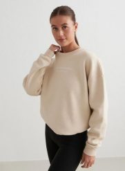 Damska bluza dresowa czesana, luźny krój Serif kawa z mlekiem. Białe bluzy damskie Aim'n, s, bez wzorów, z bawełny, street, bez ramiączek, bez kaptura. Za 339.00 zł.