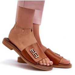 Zazoo 40384 Eleganckie Skórzane Klapki Damskie Brązowe. Brązowe klapki damskie na lato, z aplikacjami, ze skóry, eleganckie, bez obcasa, na płaskiej podeszwie, bez zapięcia. Za 368.08 zł.