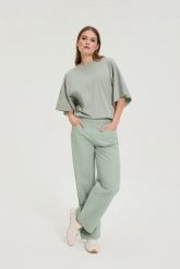 Jeansy z szerokimi nogawkami oliwkowe. Zielone jeansy damskie MOODO, bez wzorów, z bawełny. Za 129.99 zł.