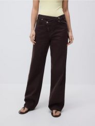 Jeansy wide leg z asymetrycznym zapięciem - brązowy. Brązowe jeansy damskie Reserved, bez wzorów, z bawełny, z podwyższonym stanem. W wyprzedaży za 59.99 zł.