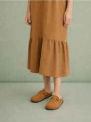 Klapki z klamrą z imitacją zamszu - brązowy. Brązowe klapki damskie Sinsay, bez wzorów, bez obcasa, bez zapięcia. Za 49.99 zł.