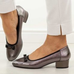 Srebrne ażurowe czółenka damskie na obcasie M.Daszyński Sa200-17. Szare czółenka damskie M.Daszyński, na jesień, z aplikacjami, z materiału, eleganckie, bez obcasa, na obcasie, bez zapięcia. Za 179.00 zł.